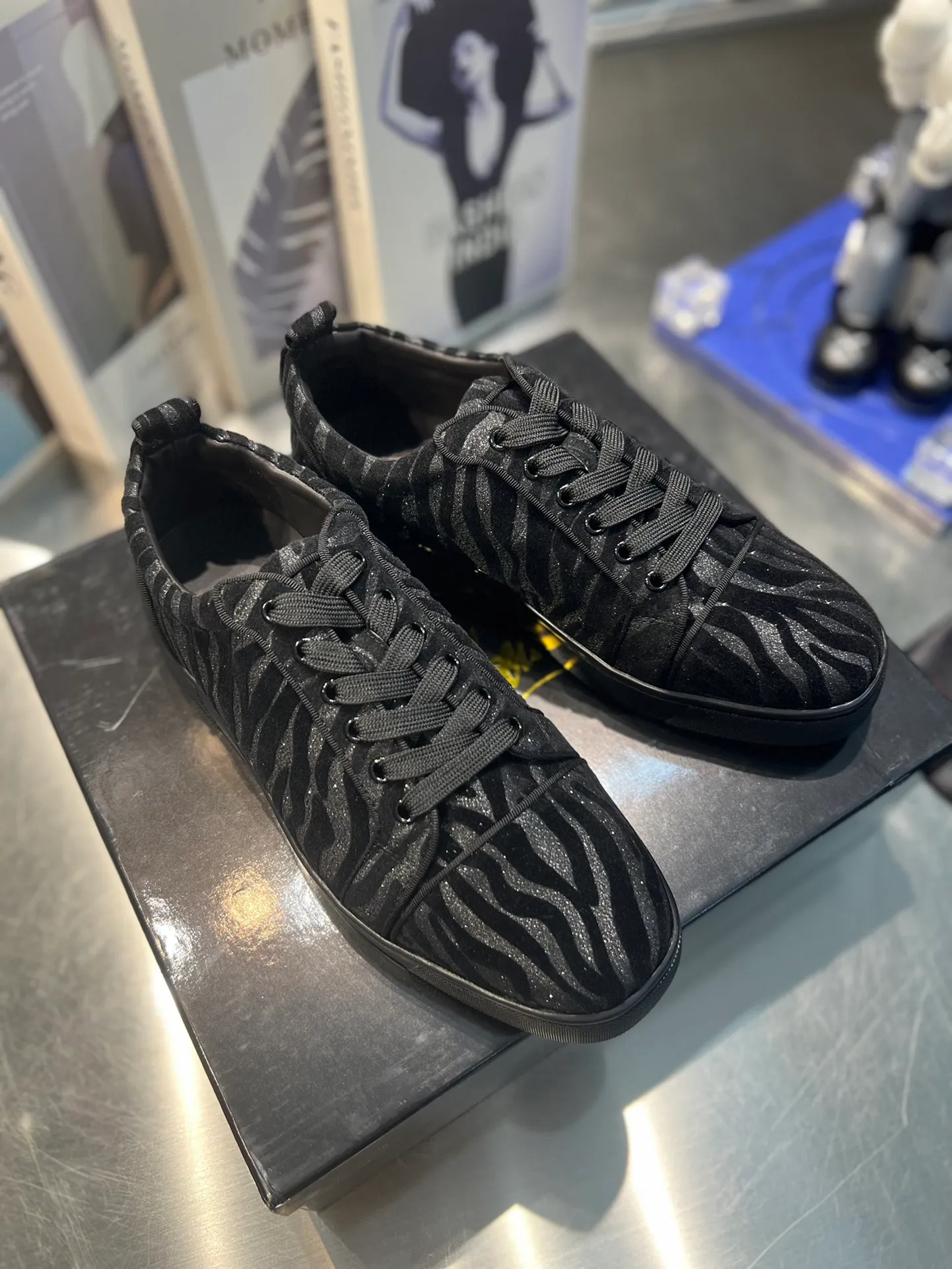 👟👟Ex-factory price 680👟👟 ╔Low-top back printed pink and white model╗ ·Top version customization·²⁰²²𝐬𝐬 𝑪𝒉𝒓𝒊𝒔𝒕𝒊𝒂𝒏 𝑳𝒐𝒖𝒃𝒐𝒖𝒕𝒊𝒏 ▪️No matter the last shape, fabric, diamonds, nails, lining, outsole, they are as close as possible to ZP... ▪️The original sole is specially provided by the original factory ▪️The lining is imported water-dyed cowhide ▪️Private customization time is about 3-7 days —————— Size: Women's 35M-41M Men's 38M-47M, half size can be customized